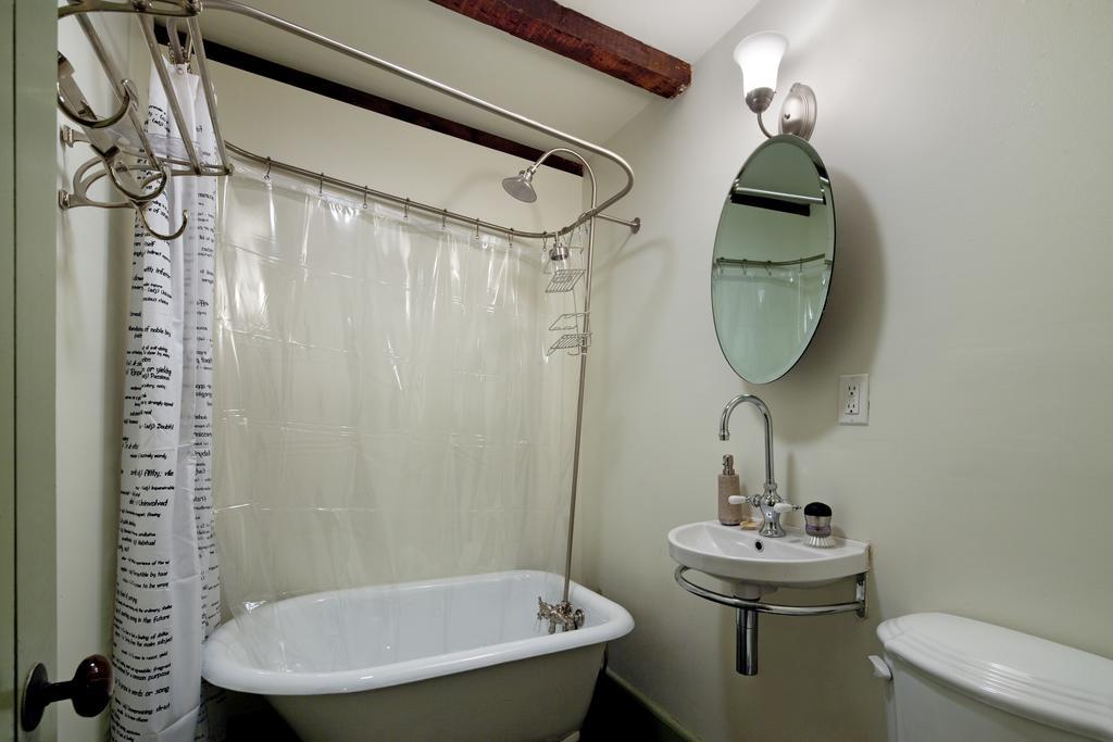 The Canal Park Inn New York Room photo